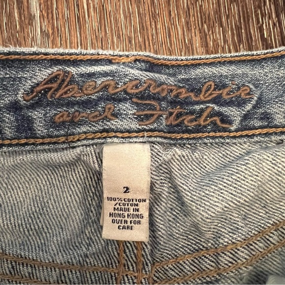 Abercrombie and Fitch Distressed Light Wash Bermuda Shorts Size 2 - Picture 9 of 11